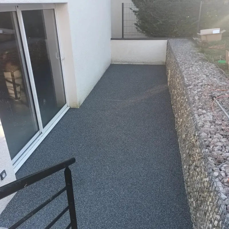 Terrasse en résine gravillonnée avec bordure en gabion