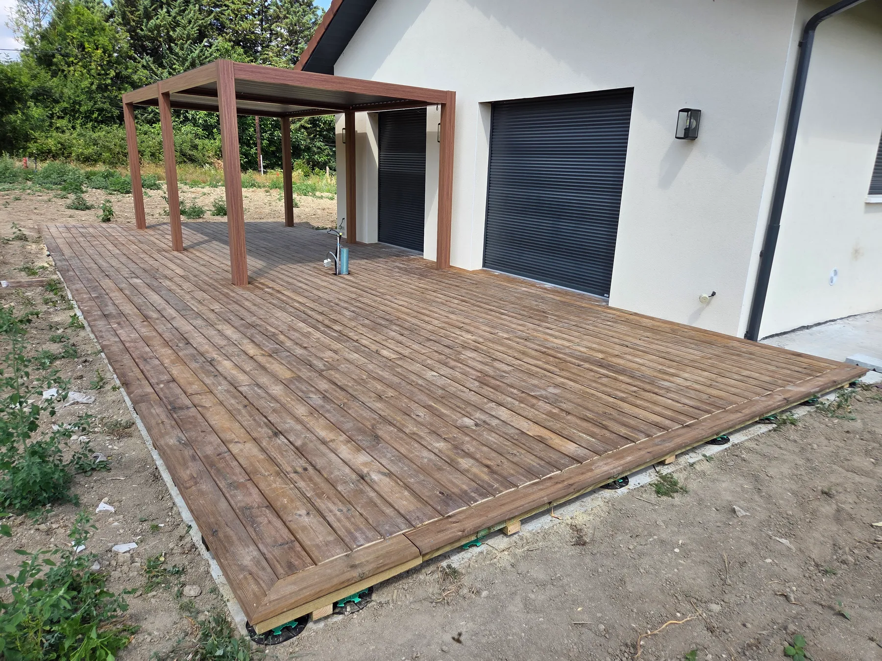 Terrasse en bois sous pergola